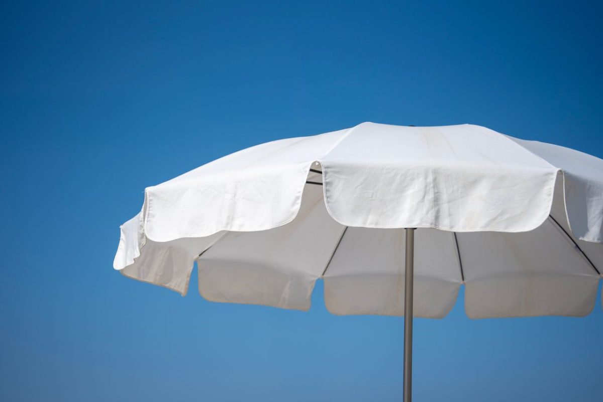 Parasol piwny – jak wybrać model do ogródka gastronomicznego?