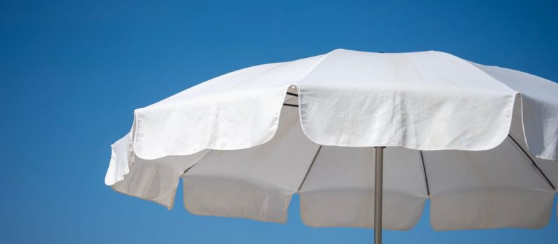Parasol piwny – jak wybrać model do ogródka gastronomicznego?