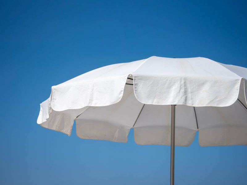 Parasol piwny – jak wybrać model do ogródka gastronomicznego?