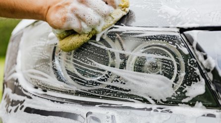 Domowe mycie auta – jakie produkty warto mieć pod ręką?