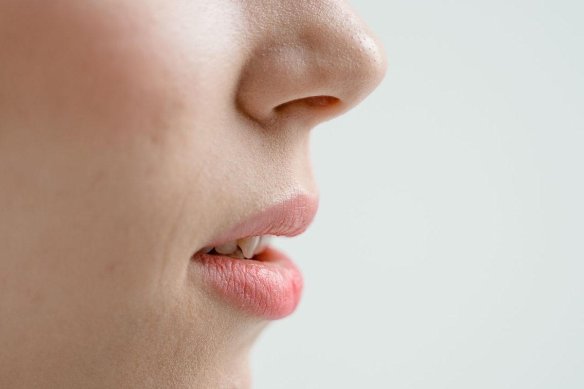 Kosmetyki dermatologiczne na trądzik i AZS: czym różnią się od drogeryjnych kremów i kiedy warto po nie sięgnąć
