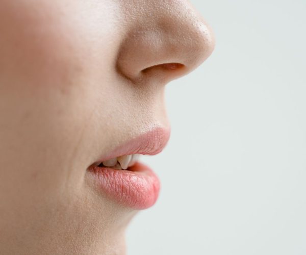 Kosmetyki dermatologiczne na trądzik i AZS: czym różnią się od drogeryjnych kremów i kiedy warto po nie sięgnąć