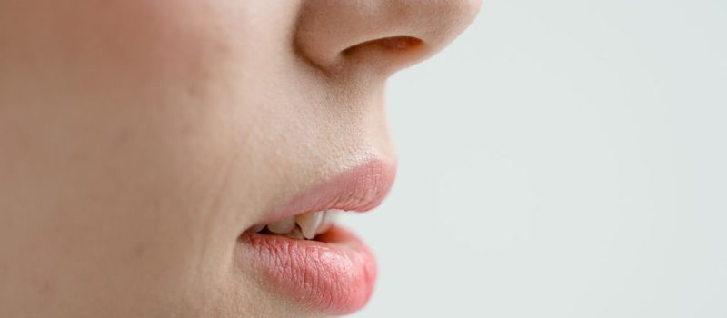 Kosmetyki dermatologiczne na trądzik i AZS: czym różnią się od drogeryjnych kremów i kiedy warto po nie sięgnąć